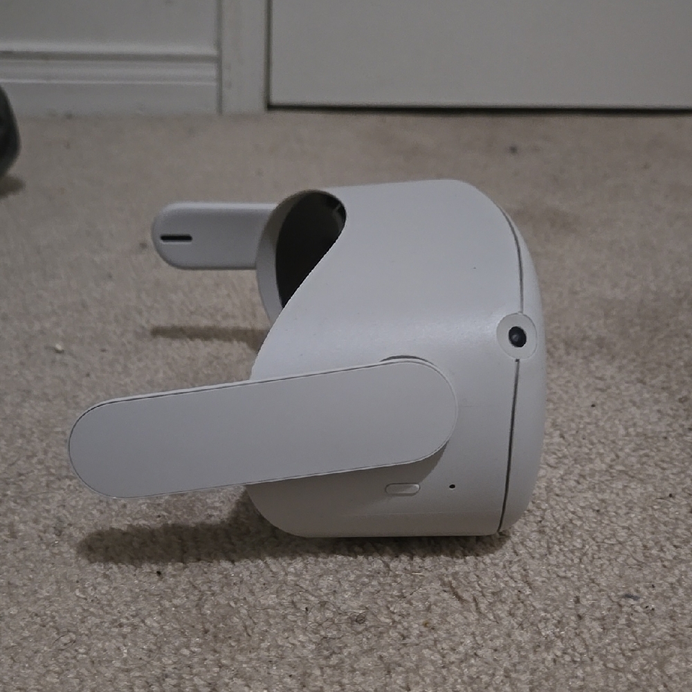 Oculus Quest 2 (For Parts) - Picture 5 of 7